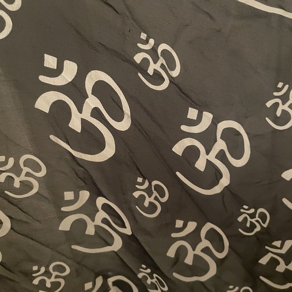 Royal Underground 100% Silk Scarf Black White Hindu Om Sign Design 44" X 42" - Picture 5 of 8